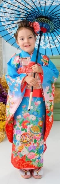 Leona dressed for Shichi-Go-San and holding an umbrella